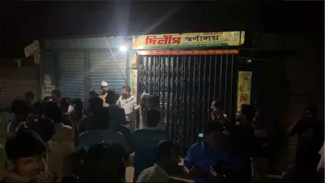 ককটেল ফাটিয়ে স্বর্ণের দোকানে ডাকাতি, মালিক নিহত